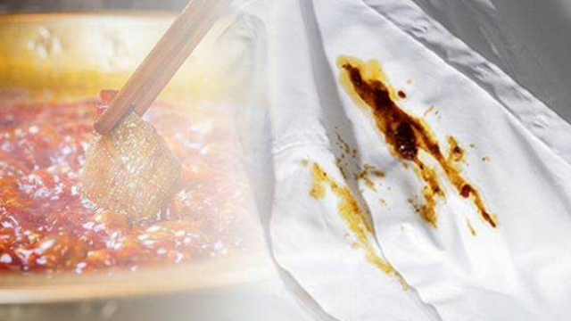 吃完火锅衣服上留下油渍教你一招轻松解决烦恼