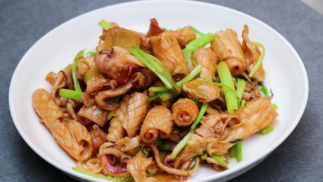 用什么方法让鱿鱼卷起来,卷得好看?