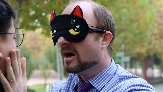 小情侣玩蒙眼抓人的游戏老师也跟着凑热闹结果损失惨重