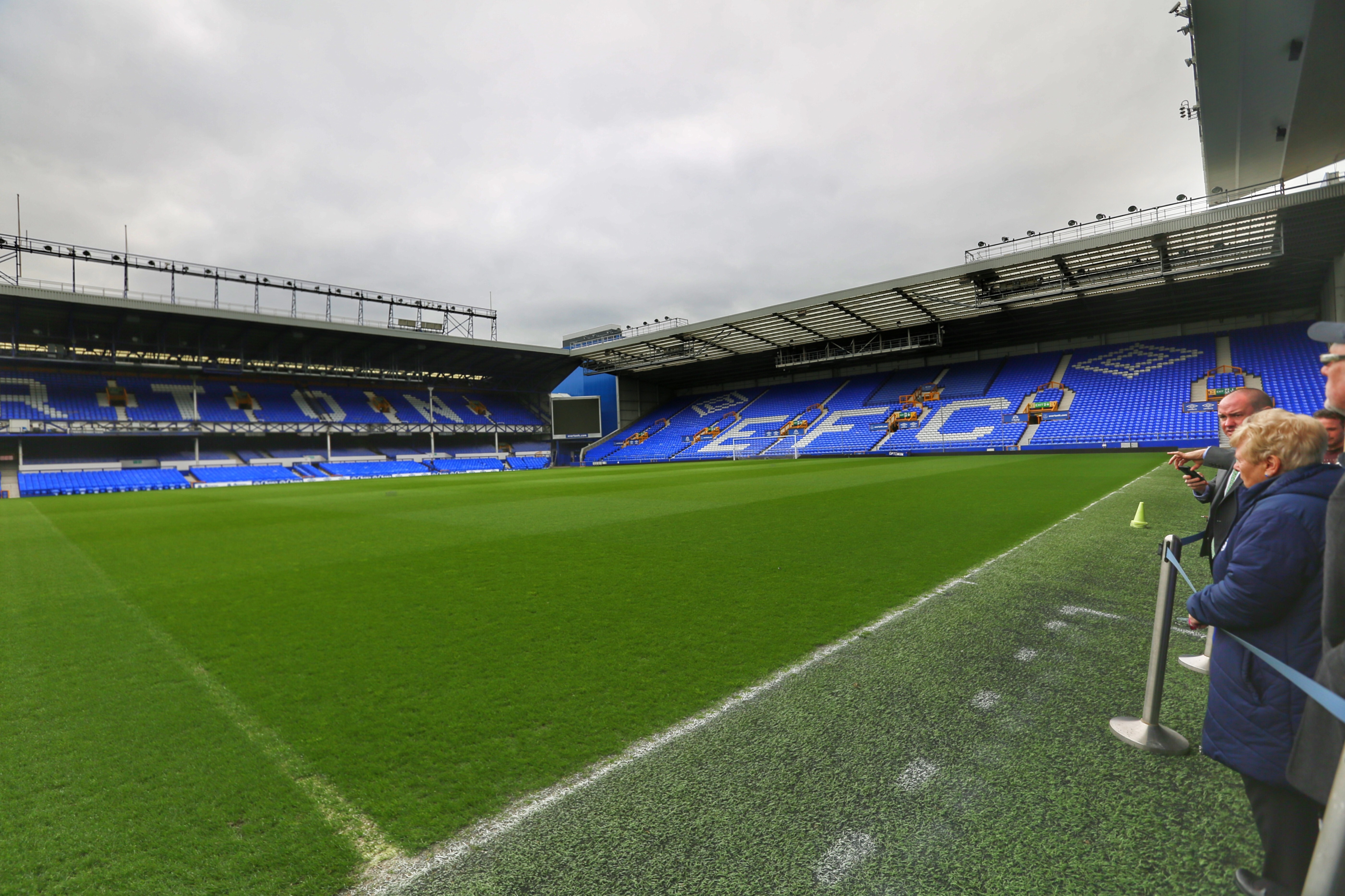 纪实:既是球场又是公墓,高额费用仍疯抢,走进最神秘的球迷文化__凤凰