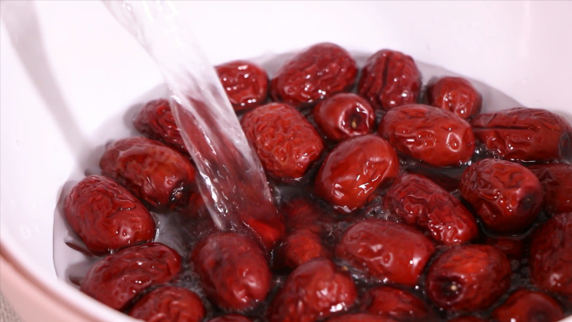 原来红枣的表面这么脏教你一招红枣这样洗才吃得放心