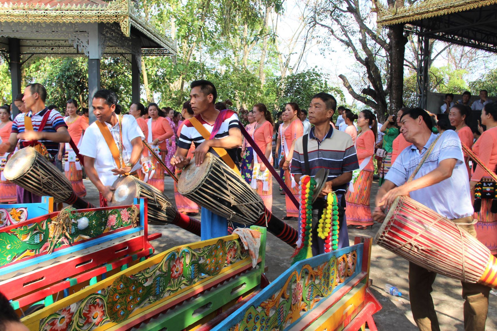 云南瑞丽傣族人的节日盛宴山寨里面逢庙会