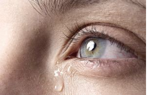 老人眼睛经常流泪是什么原因