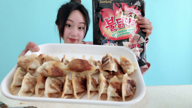 试吃最近很火的"火鸡饺子",这种辣味,让我无法拒绝啊!