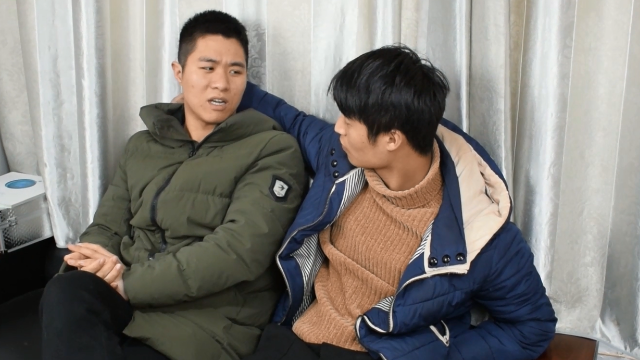 小伙为父母吵架的事担忧好兄弟上来劝说知道情况后也蒙了