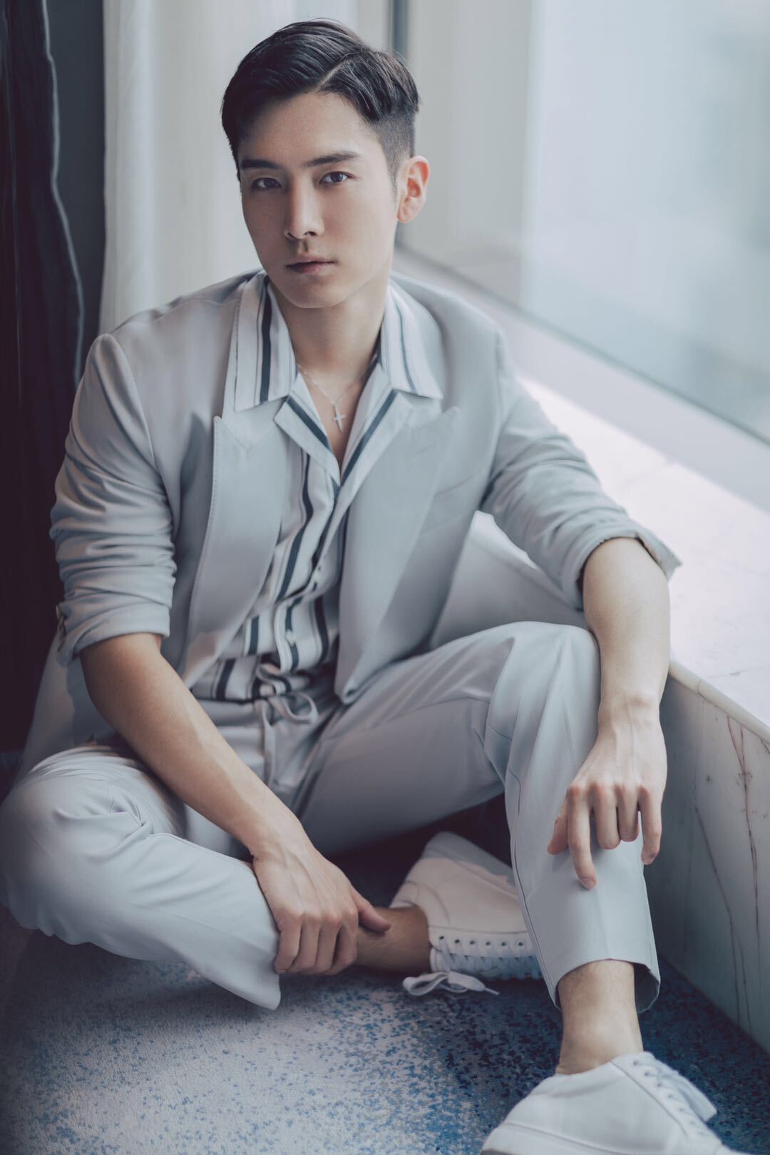 灰马王子盛一伦现身贵阳 利落西服演绎早春风尚_凤凰网娱乐_凤凰网