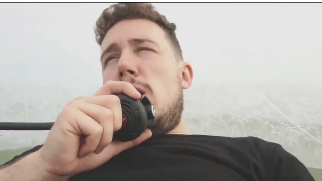 外国小伙想钻进气球在海上漂流!不料途中发生意外!出来后傻眼了