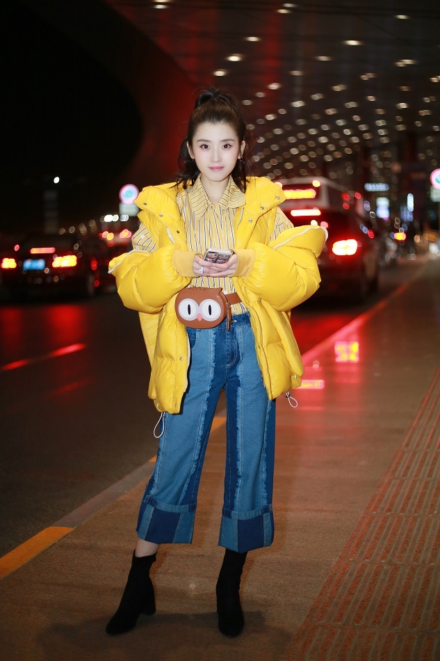李若嘉最新机场街拍曝光 俏皮率性演绎时尚萌搭