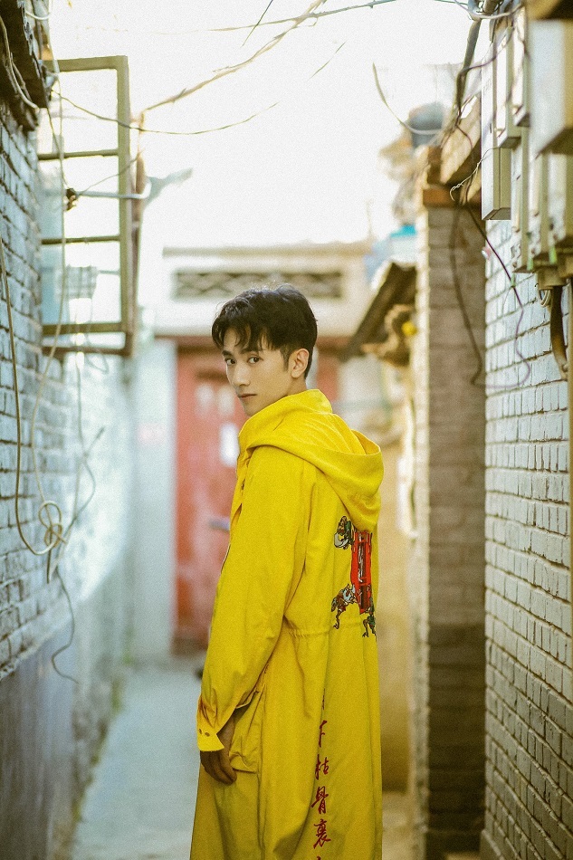 张天阳最新街拍曝光 个性时尚诠释胡同潮流青年