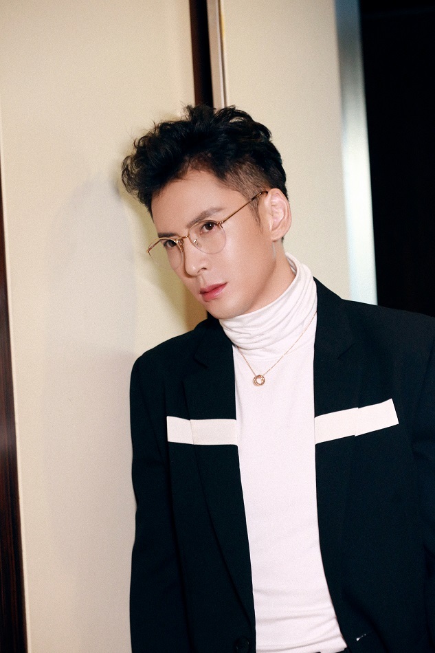 韩栋看秀触摸时尚前沿 金丝眼镜独具型格魅力