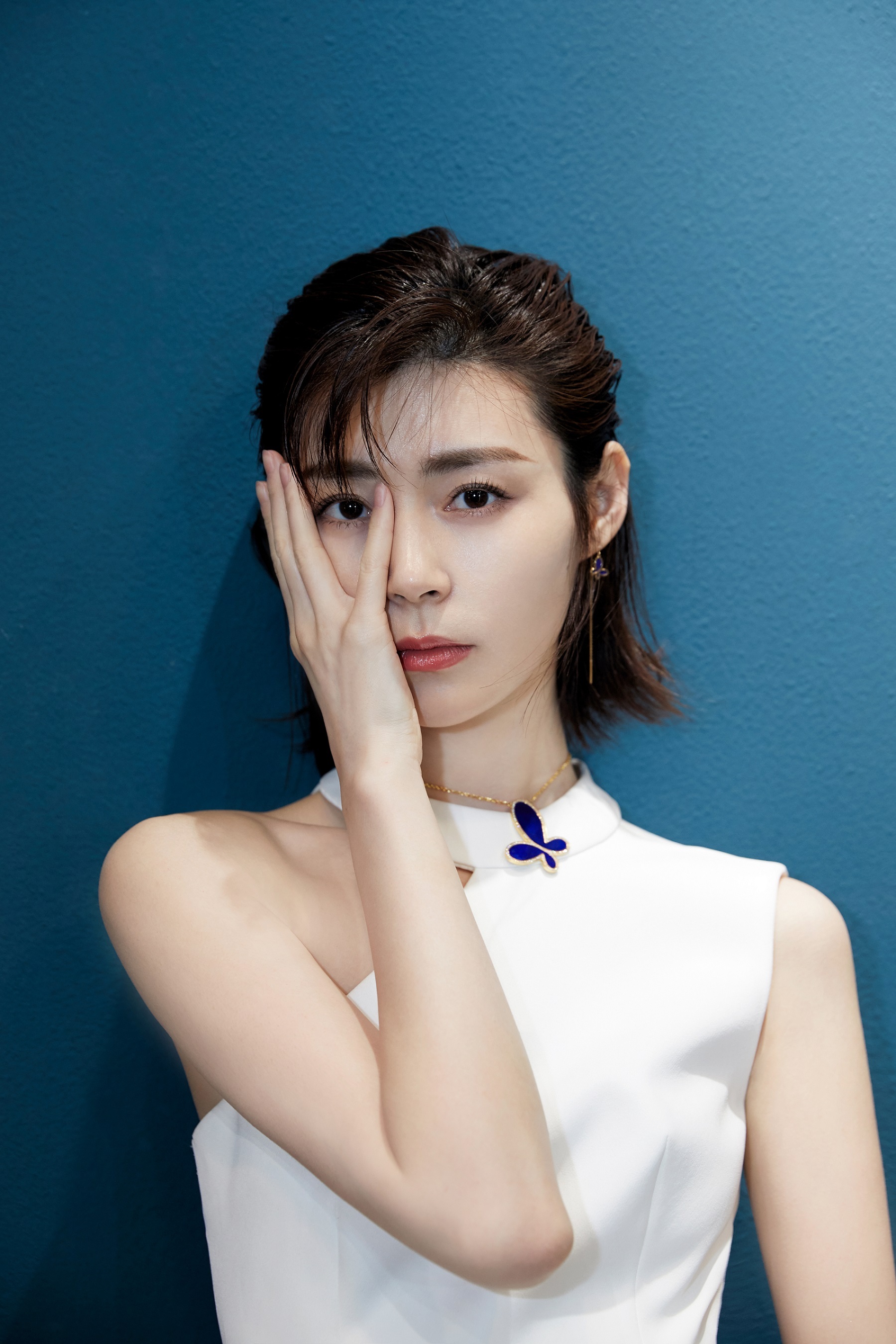 卢杉受邀出席品牌秋冬时装秀 简约白裙反转经典__凤凰网