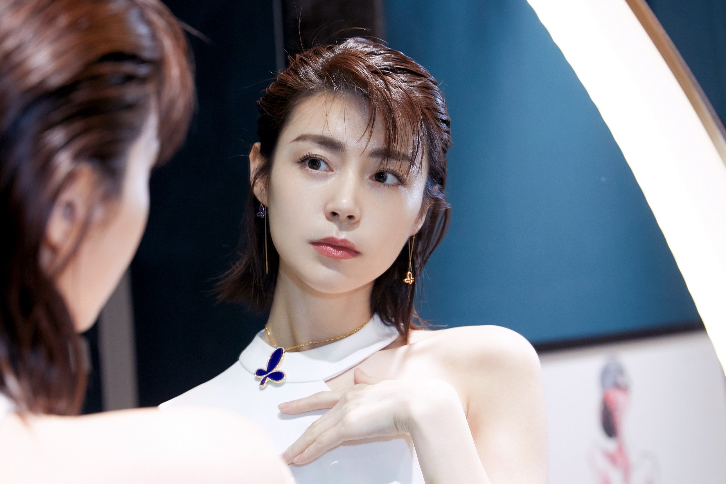 卢杉受邀出席品牌秋冬时装秀 简约白裙反转经典__凤凰网