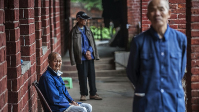 空巢老人真实现状,看完引人深思_凤凰网视频_凤凰网
