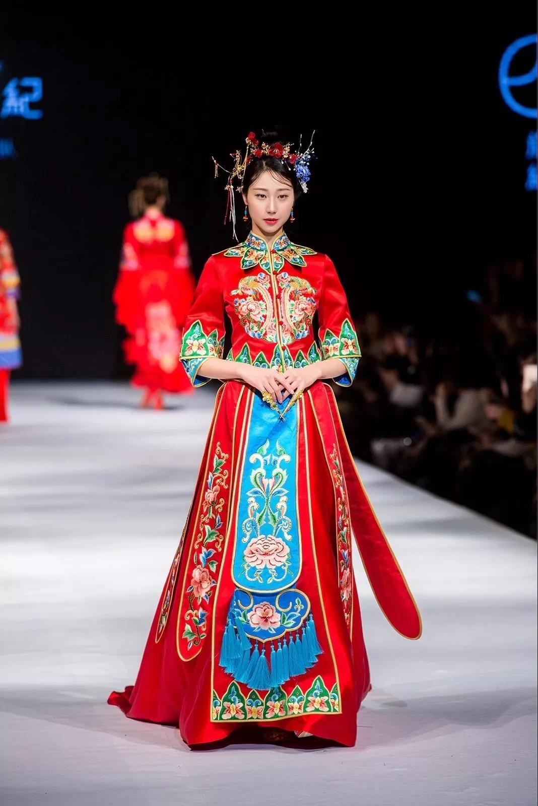 擅长做 中式风格,传统手工艺以及立裁,在探索服装史,延伸的风格劣域