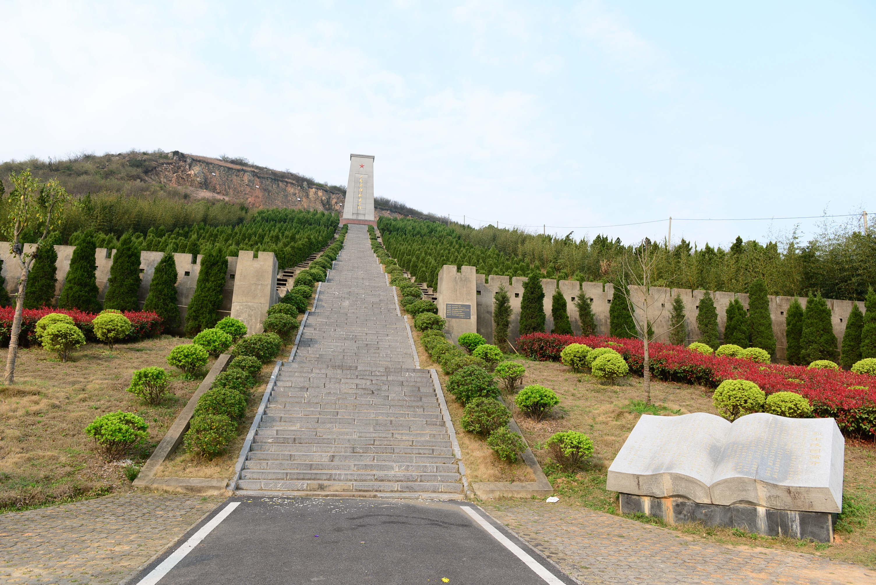 图为:庐江县福泉山麓的革命烈士陵园