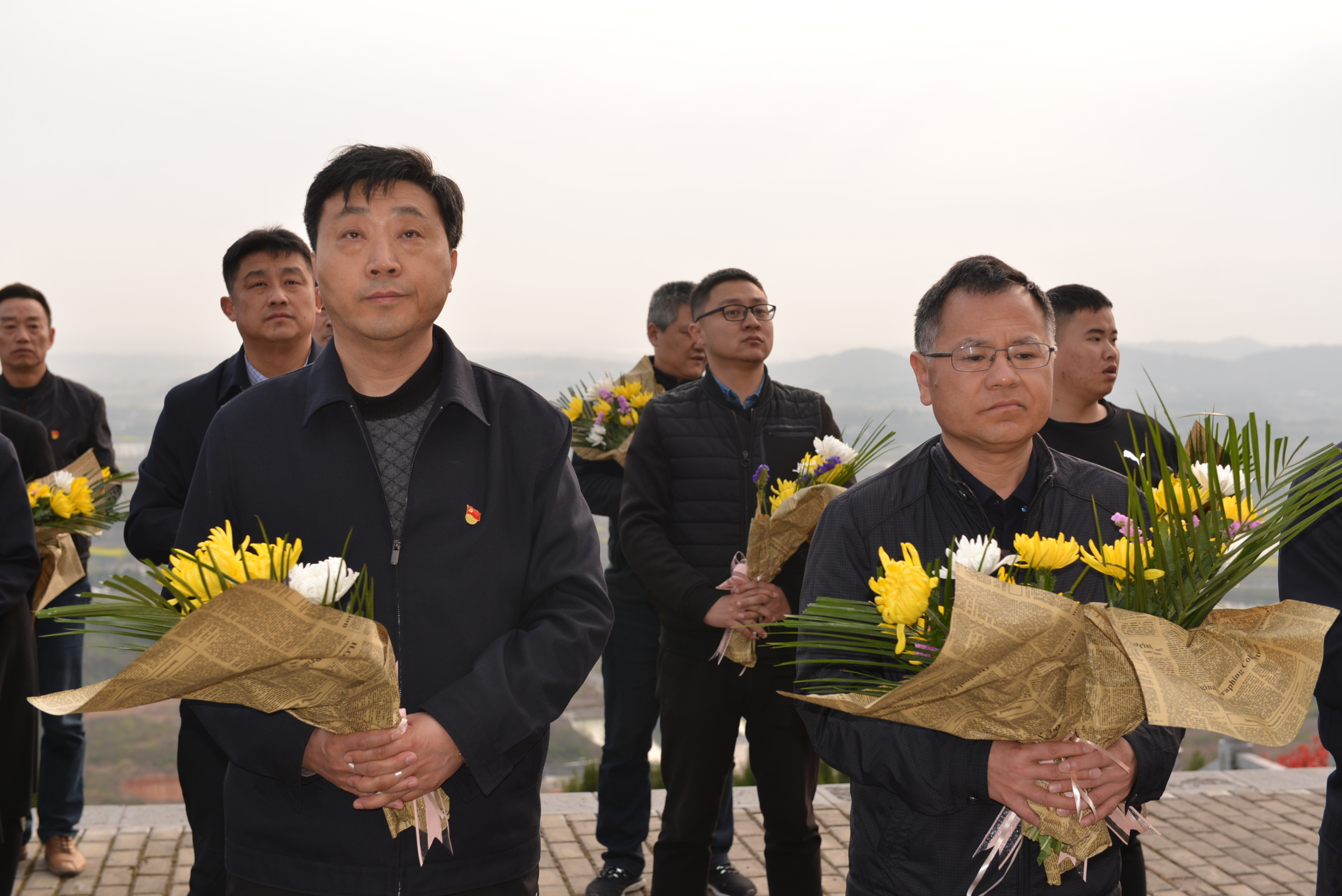 陈飞(左,主持建管处工作),副处长王辅圣等领导同志也参加了祭扫活动