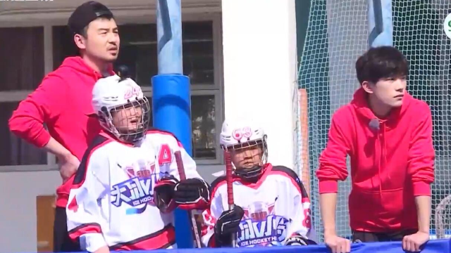 大热天打冰球,香港小孩的精神让易烊千玺很是感动,大冰小将_凤凰网视