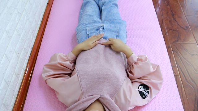 肚子大是因为湿气重,睡前拍肚脐5分钟,湿气没了肚子小了