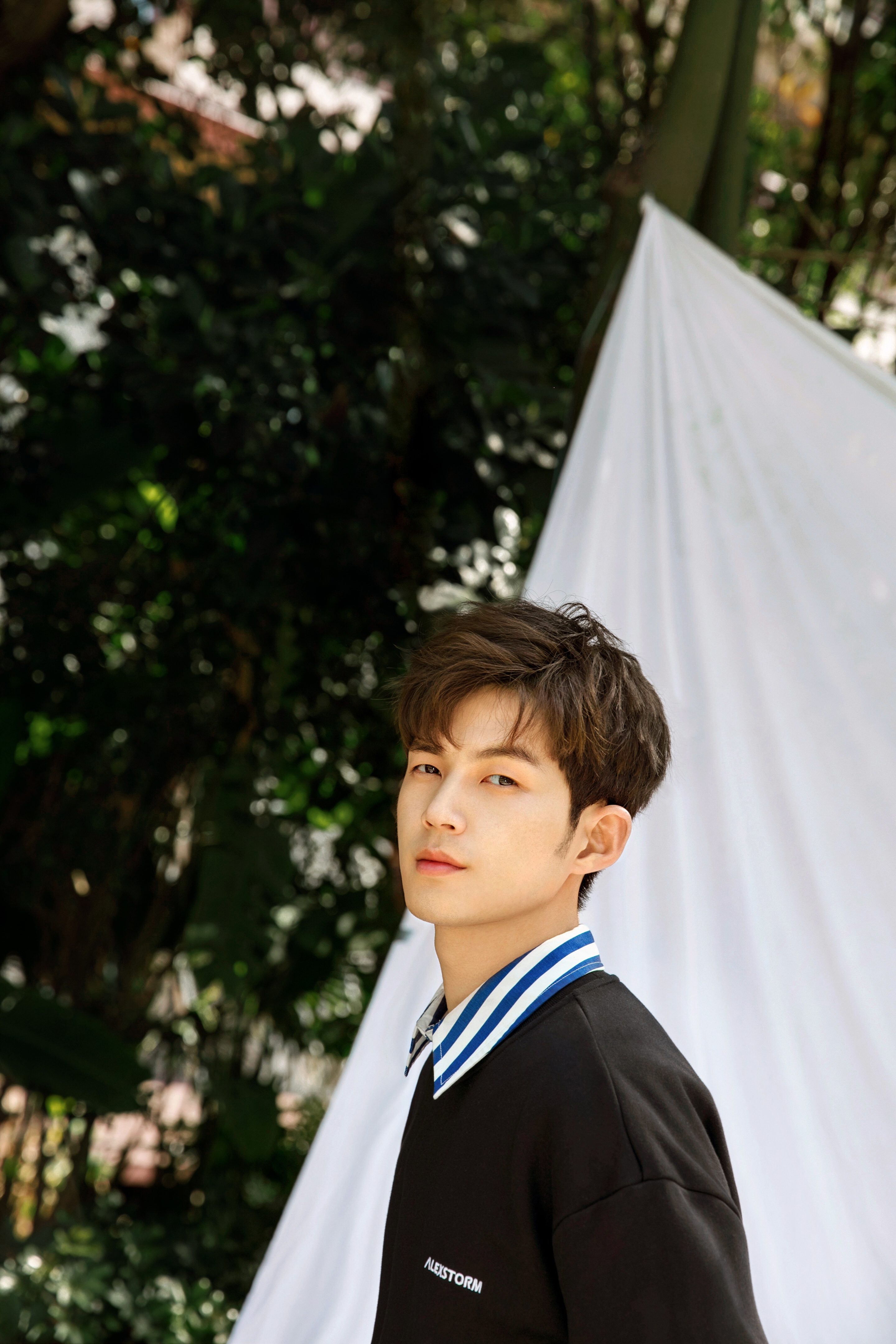 董力少年系美照曝光 神态自然慵懒尽展魅力本质