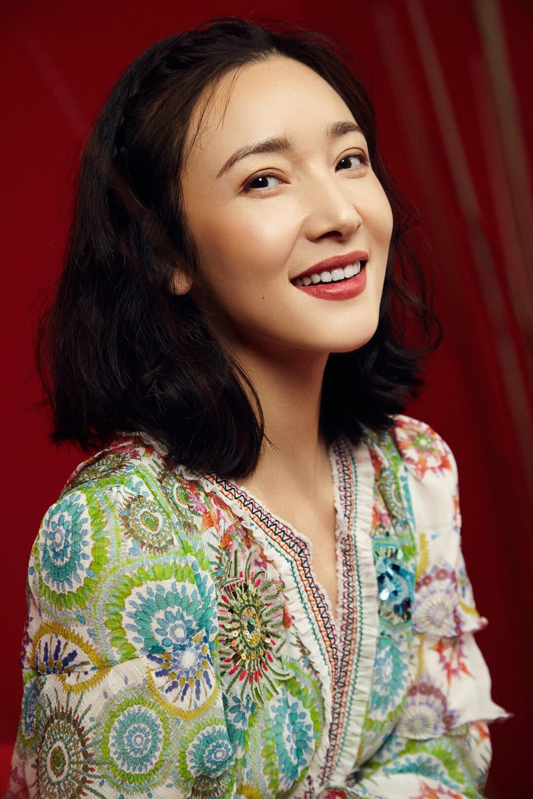 王妍苏现身上海出席活动气质长裙尽显优雅高贵