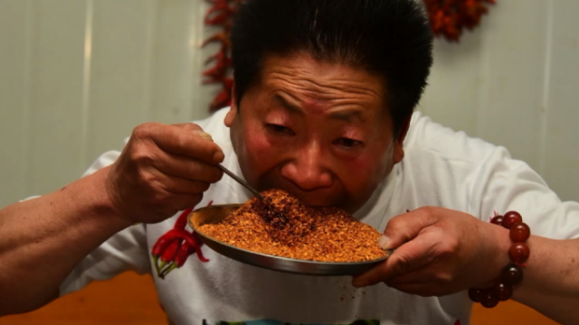中国辣王嗜辣如命这么吃辣椒谁受得了