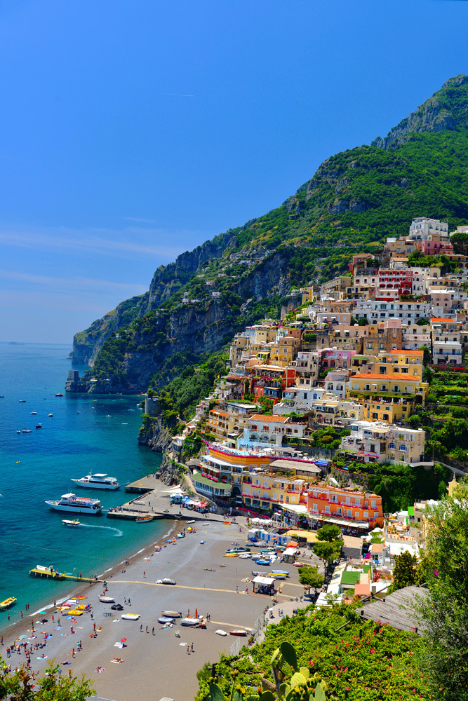 诺贝尔文学奖的得主斯坦贝克曾说:"波西塔诺令人印象深刻,它是一处