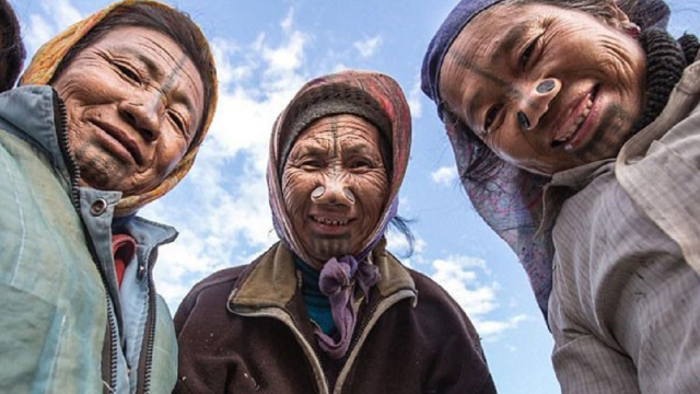 印度东北部原始部落,把木塞塞入鼻子,只为变丑防性侵!