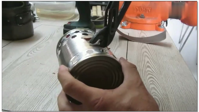 学生用铁罐制作了一个炉子,烧水做饭的速度很快,申请专利被拒绝