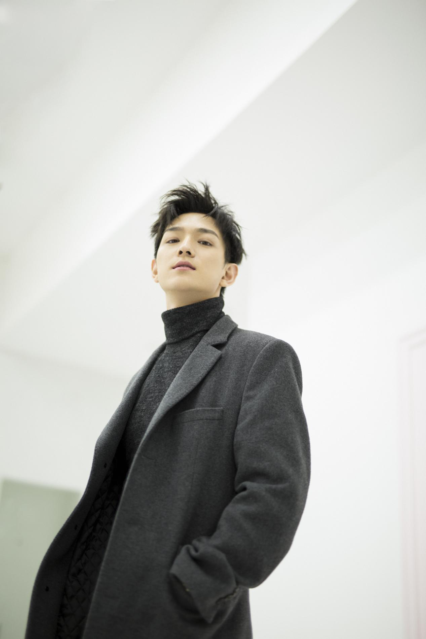 文苡帆春日风格大片曝光,阳光少年进阶质感型男