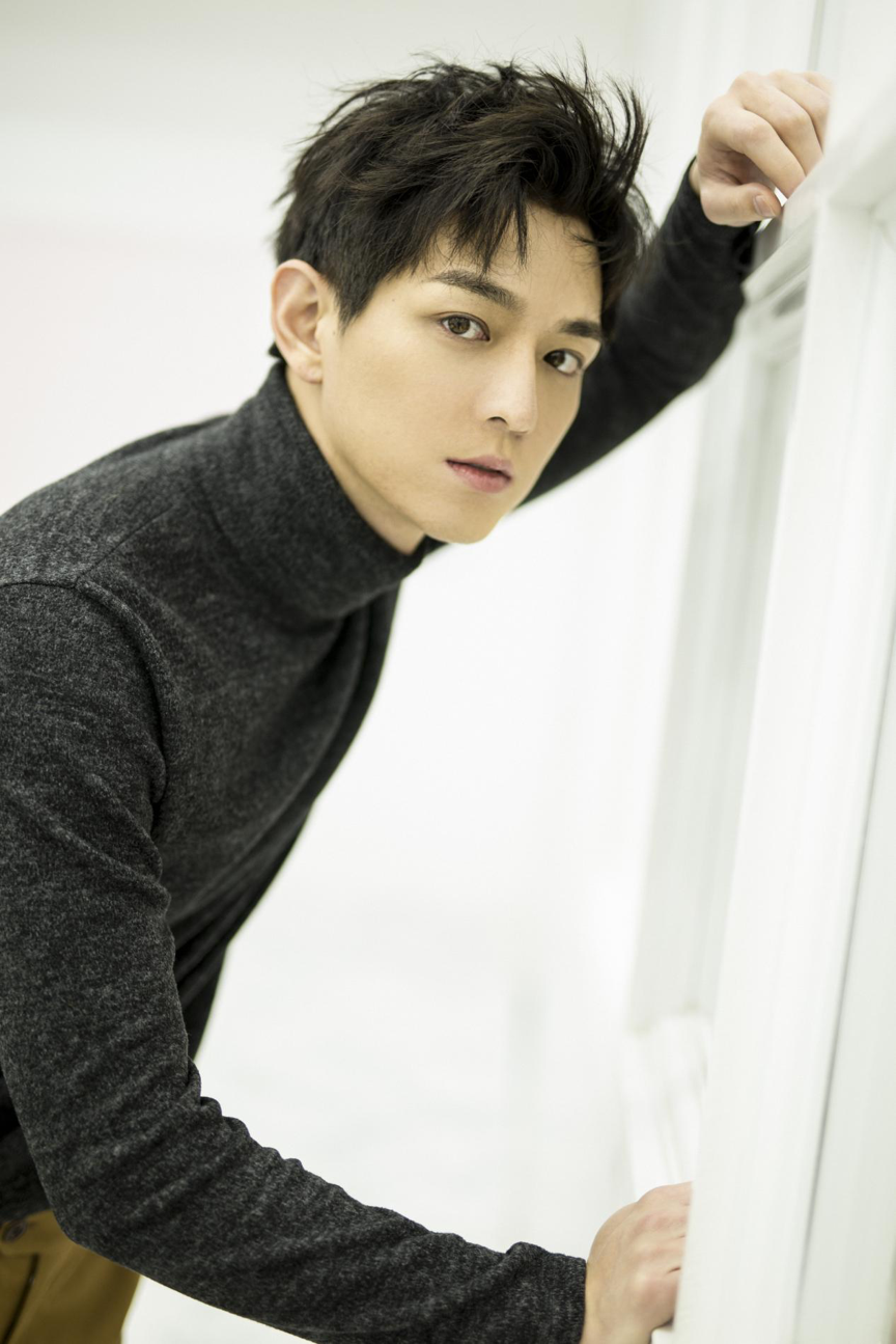 文苡帆春日风格大片曝光,阳光少年进阶质感型男