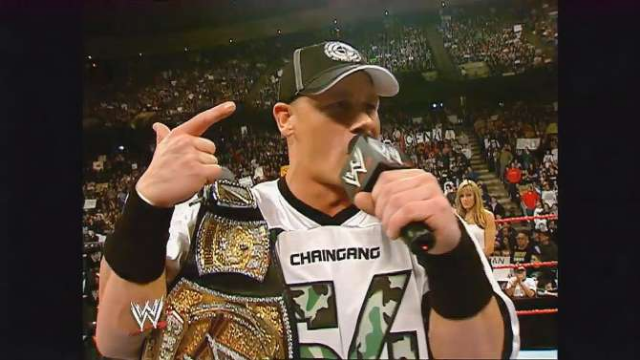 wwe巨星约翰塞纳2006年时的出场像说唱歌手