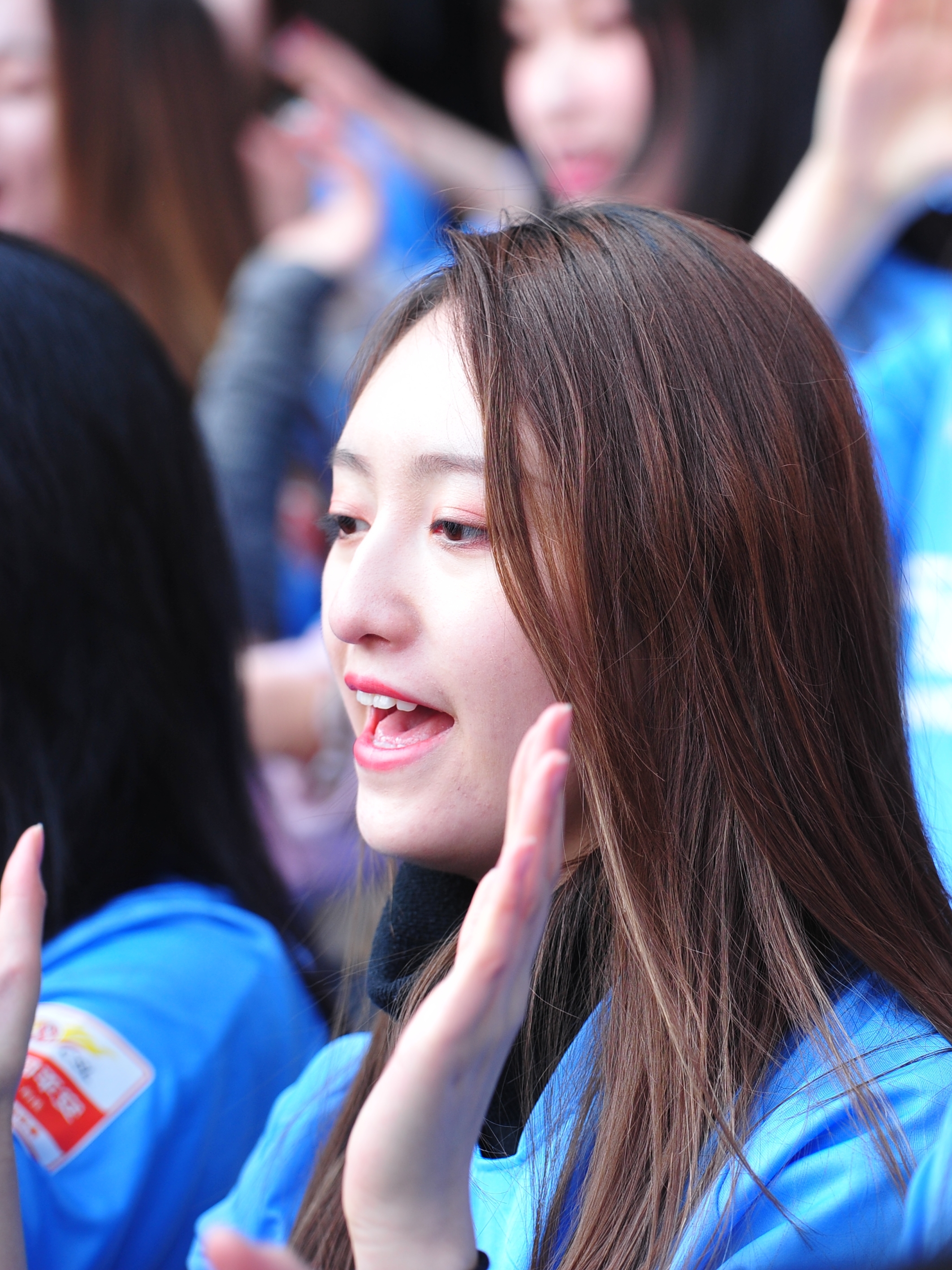 她们来了,大家女孩不惧严寒,现场助威大连一方首个主场! 打开凤凰新