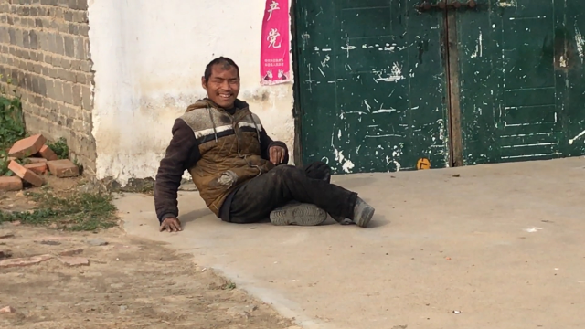 农村70岁大爷有一个智障儿子如今生活过的怎么样听大爷咋活