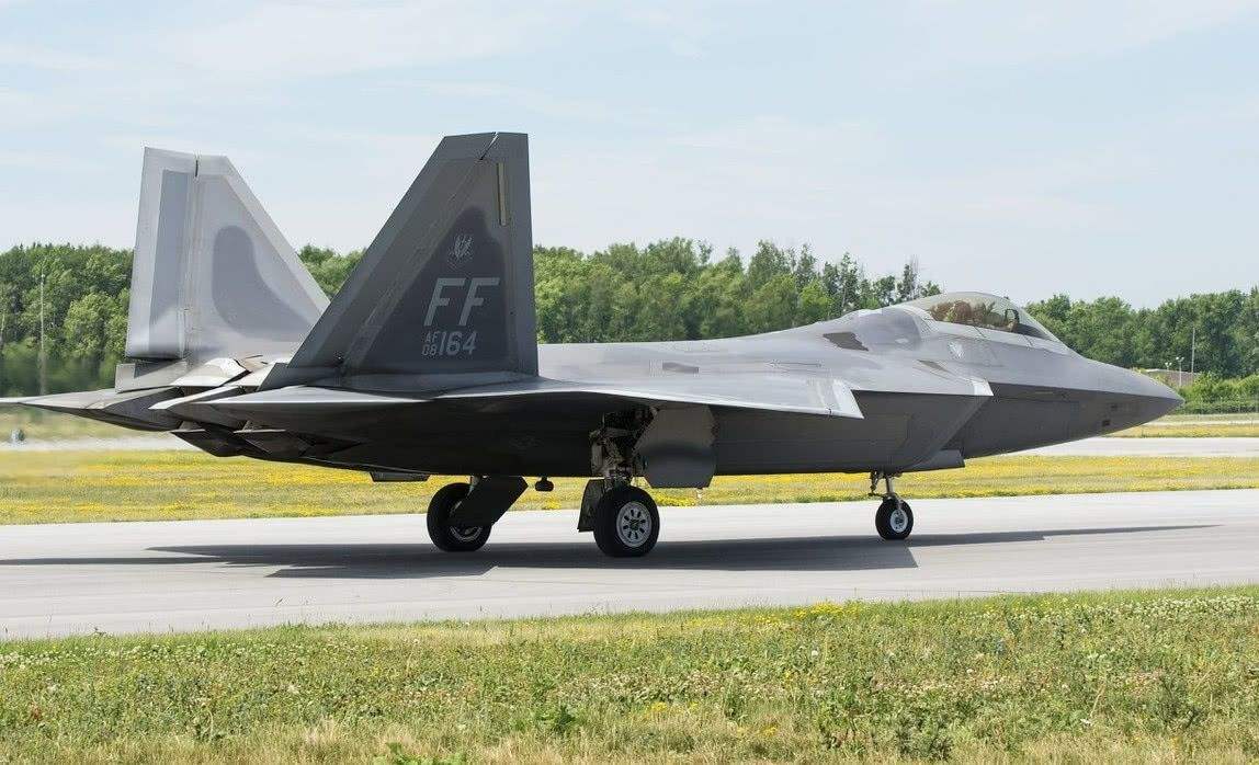 战机为何需要在公路上起飞,专家说出实情,原来是为防这一手__凤凰网