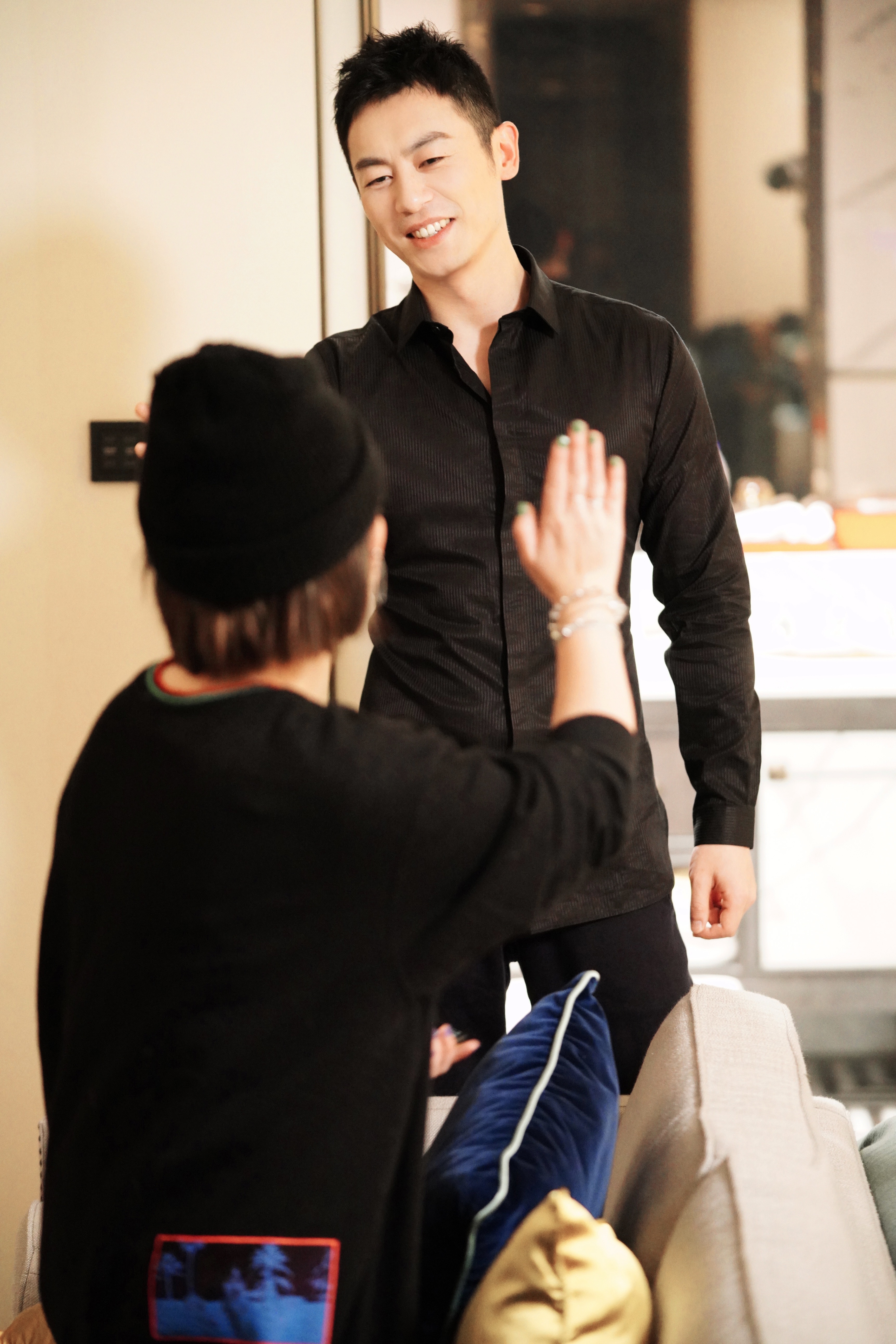 朱亚文《经纪人》与白宇相谈甚欢 学网络语尽显反差萌_凤凰网娱乐