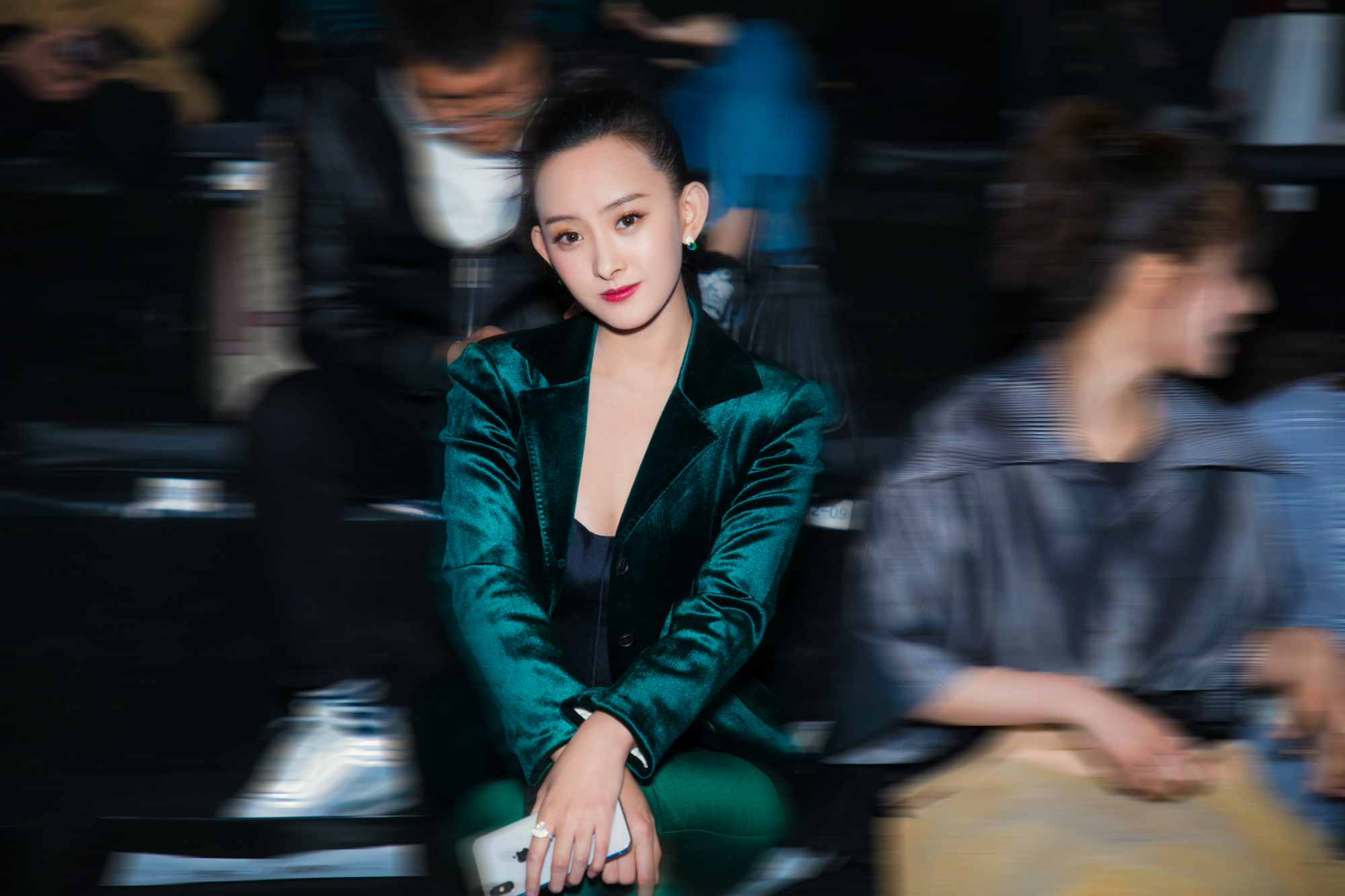 代文雯丝绒西装出席活动 极简干练一秒气质全开_凤凰网