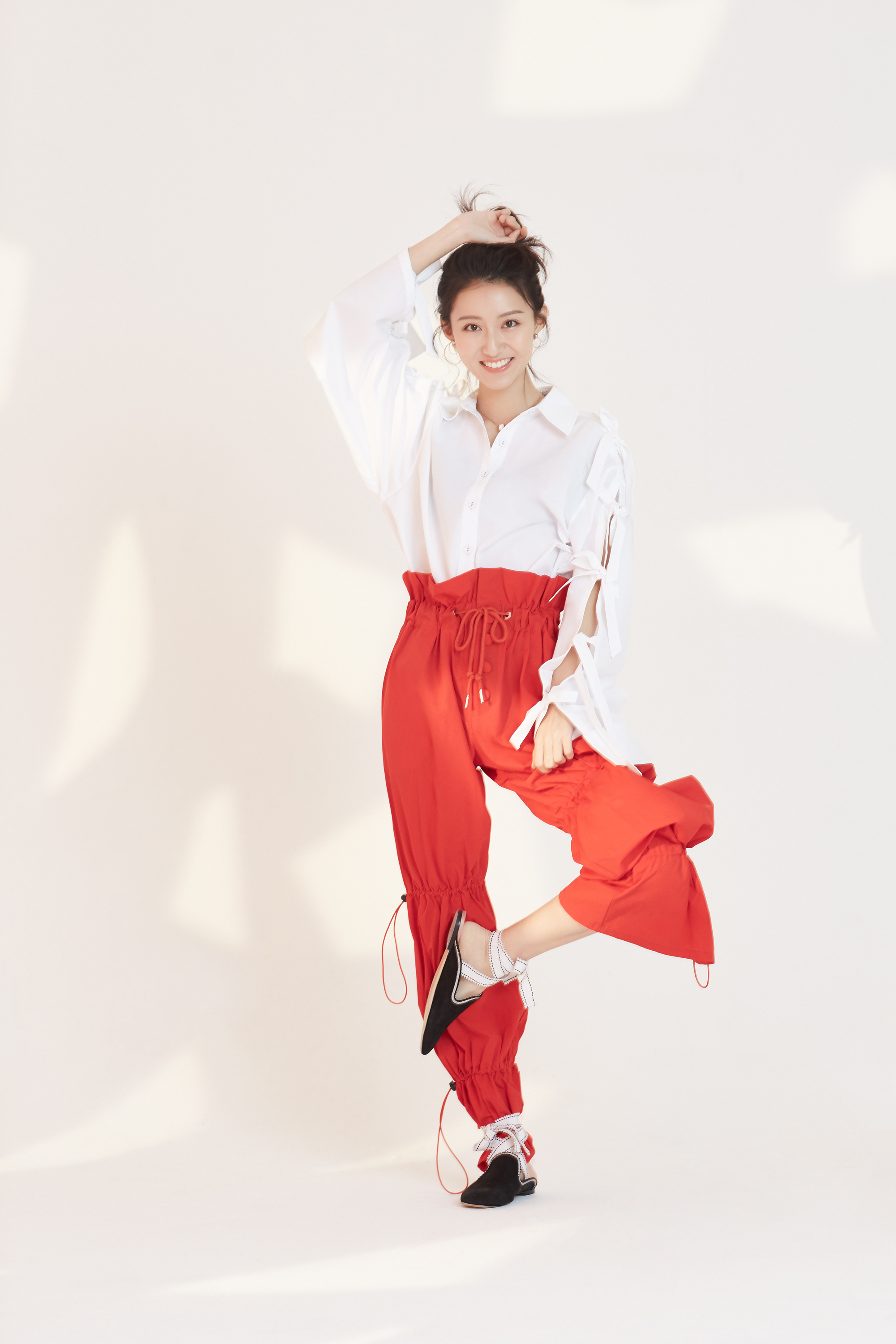 近日,新生代演员张鑫拍摄的一组时尚大片曝光,她身着红色花苞裤搭配