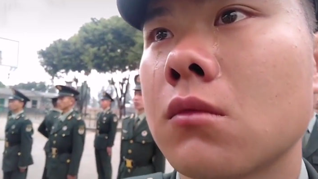 边防战士哭图片