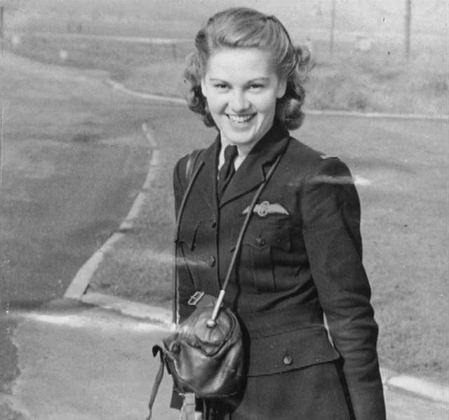 二战女兵老照片:图三德国纳粹形象代言人,图四巾帼不让须眉