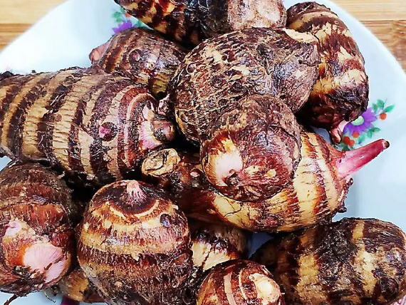 芋头又名芋艿,上海人叫芋艿头,上海人喜欢红梗芋艿,说是更糯,芋头含有