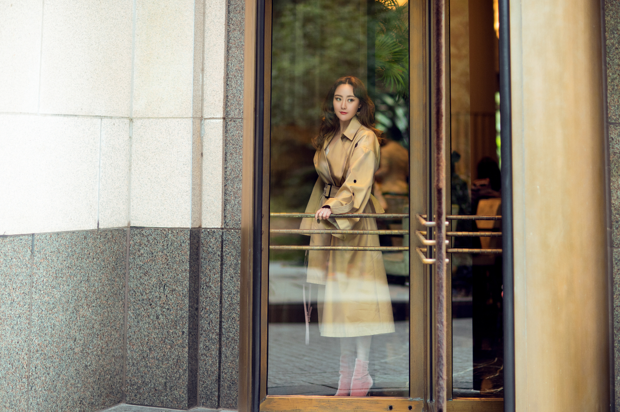 女星马程程惊艳亮相时尚活动 秒变微胖界穿搭模板