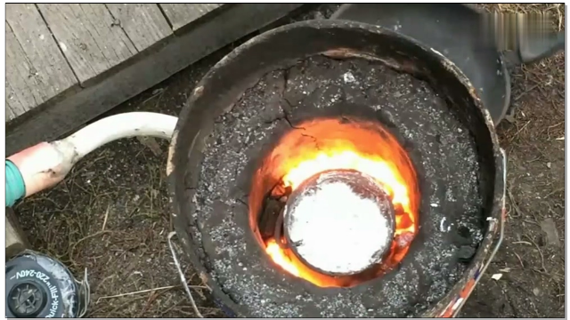 用自制的土炉子能把废铝加工成精密部件过程很环保