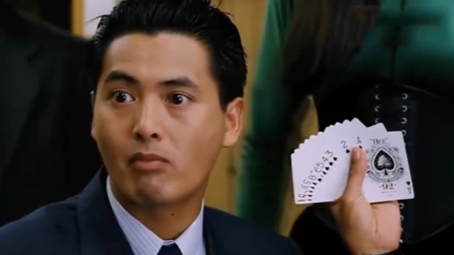 达叔质问他,用什么方法证明自己是赌神,没想到他洗出一条龙