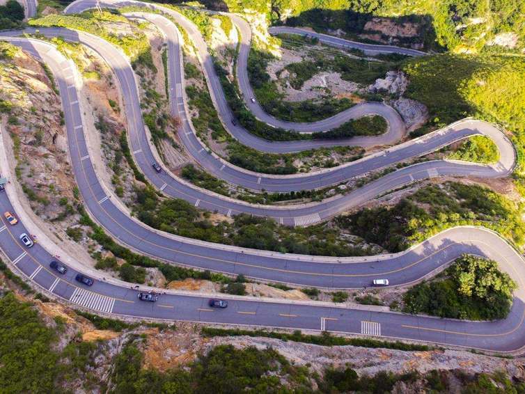 它起于十渡镇卧龙村红港口,止于108国道霞云岭乡井儿峪,道路全长18.