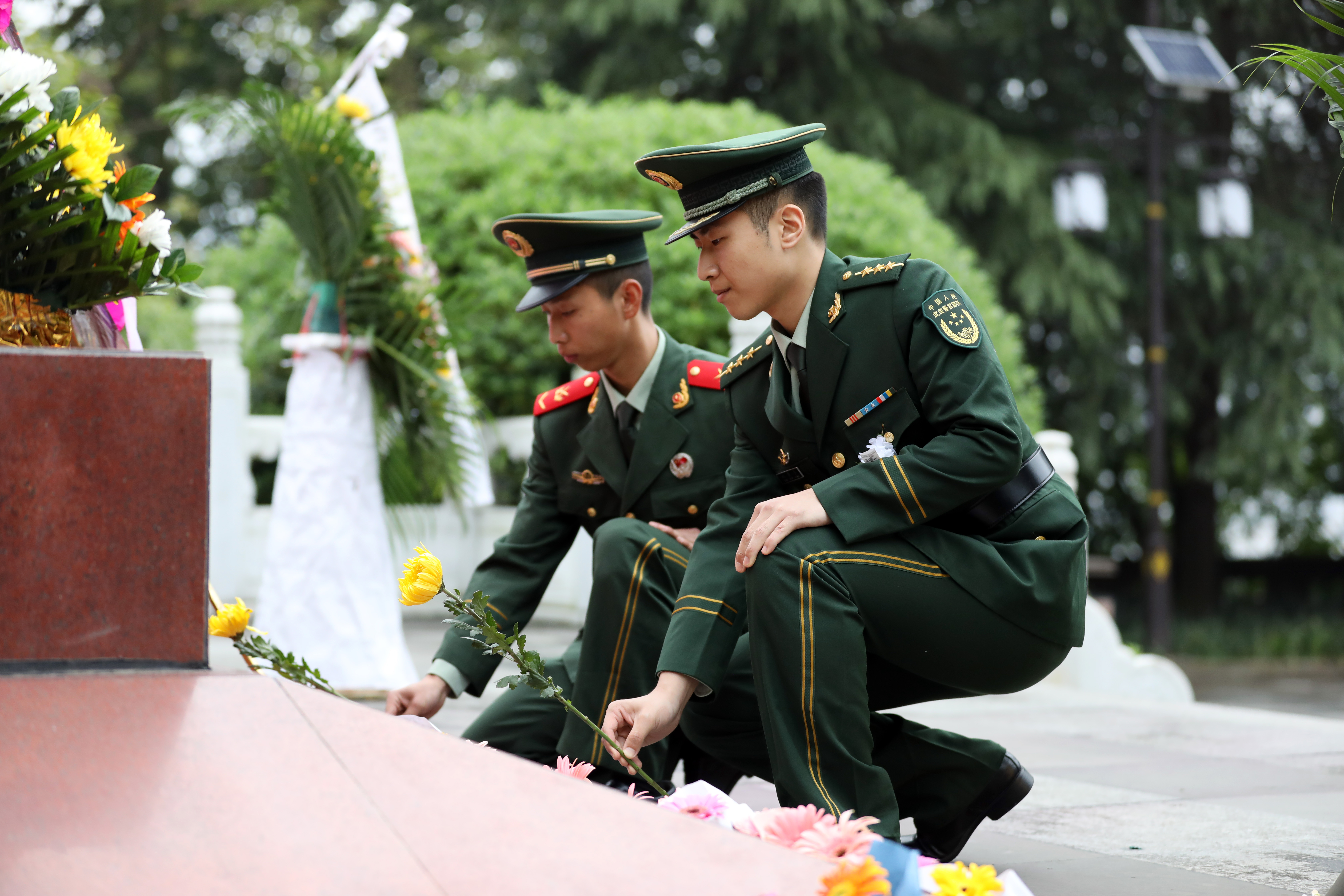 随后,武警官兵重温了军人誓词和《我的战友邱少云》这篇课文,共同追忆