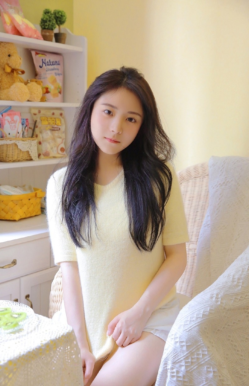 白嫩纯真美少女眼神忧郁写真