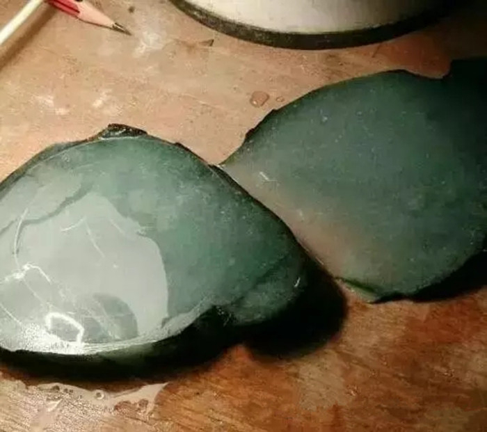 小伙9000入手的莫西沙翡翠原石切出几支高冰种手镯,一支就大涨!