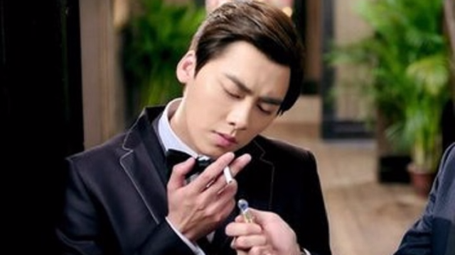 李易峰与女子会面吸烟被抓拍动作十分娴熟遭网友吐槽