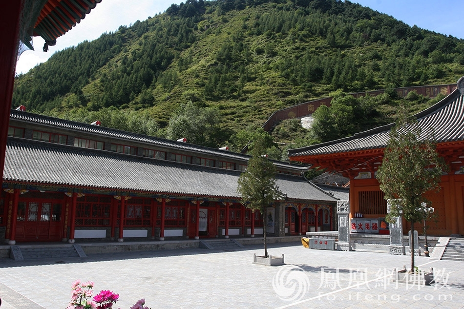 五臺山白雲寺位於臺懷鎮南十里處,東北沿臨石涼公路,西南遙望聖地佛母