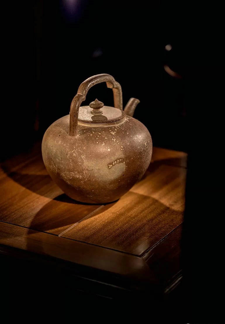 明嘉靖十二年(公元1533年),吴经提梁壶(柿蒂纹提梁壶)